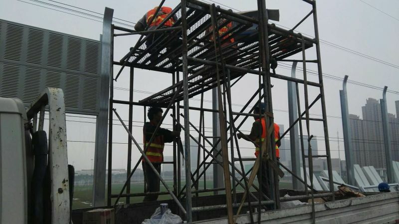 海濱大道頂部弧形聲屏障施工中